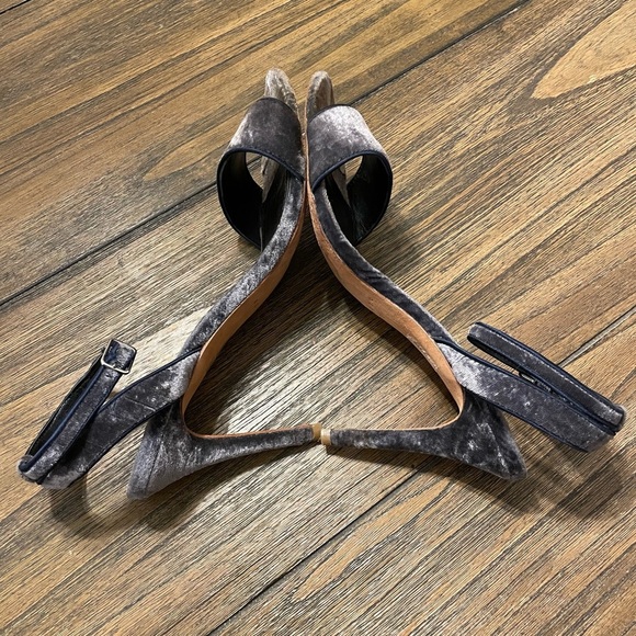 Sandro Nina Dark Blue Velvet T-Strap Sandal Stiletto Heels Size 8.5 Party City - Picture 5 of 11